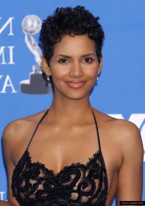 Halle Barry Nipples 16