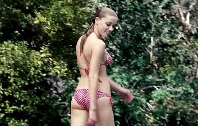 Amber Heard in bikini paparacci
