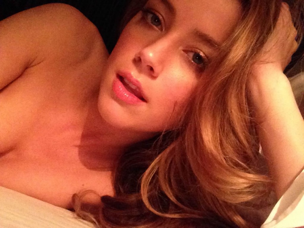 Amber Heard posing nude at her bedroom