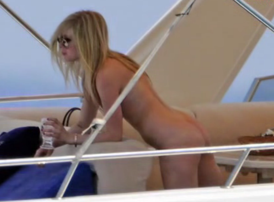Avril Lavigne Nude on the Boat Paparazzi Photos