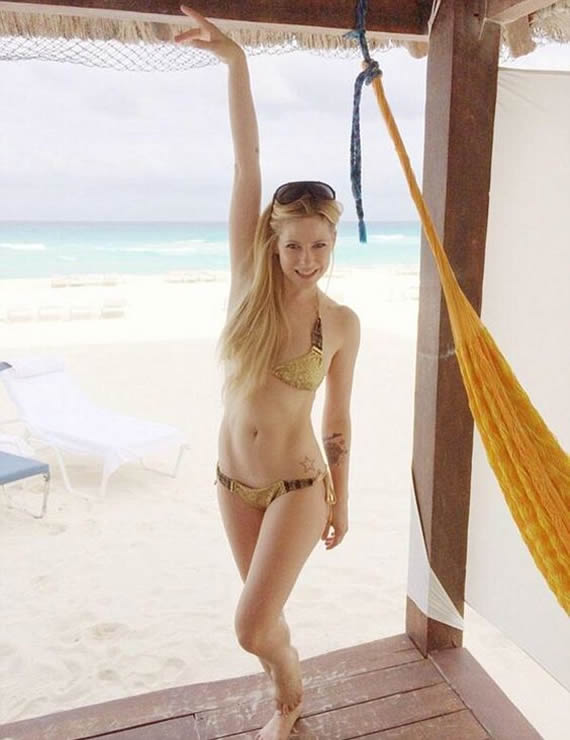 Avril Lavigne in bikini