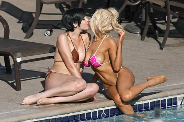 Courtney Stodden in bikini lesbian