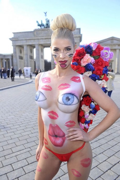 Micaela Schaefer Body Paint for Valentine's day in Berlin