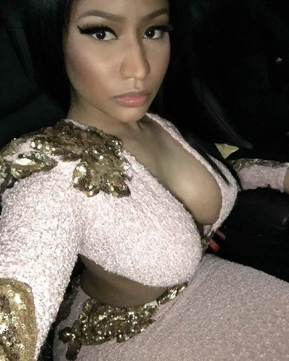 Nicki Minaj boobs selfie