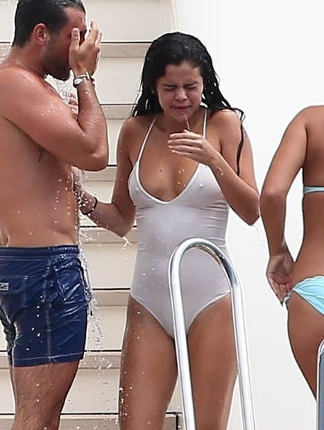 Selena Gomez nipples photo