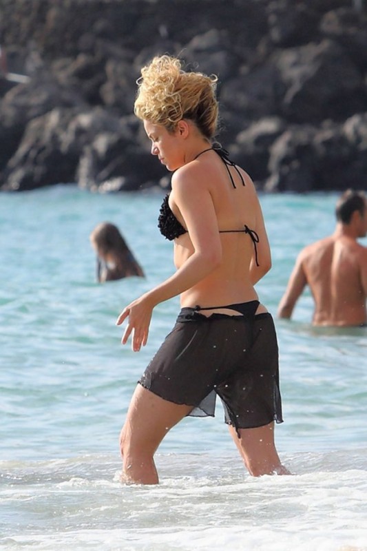 Shakira in black panties