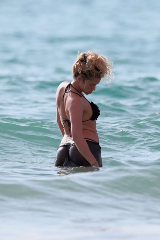 Shakira in sexy bikini