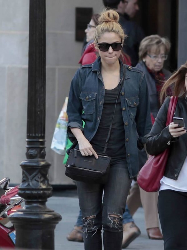 shakira paparazzi pics