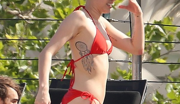 Miley Cyrus in Bikini (7 Photos)