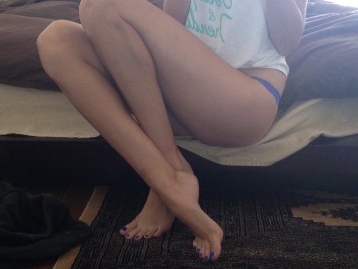 Erin Cummins sexy legs