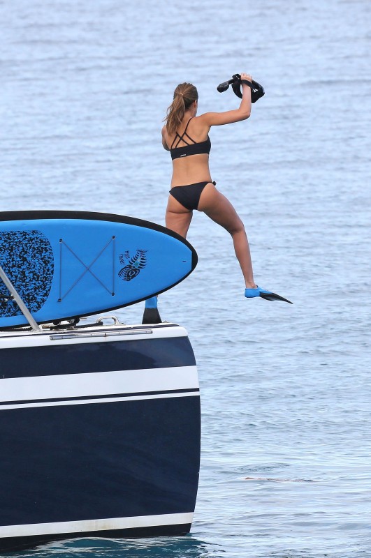 Jessica Alba in Hawaii 2016 sexy ass