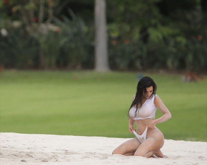 Kim Kardashian Nipples Hot body