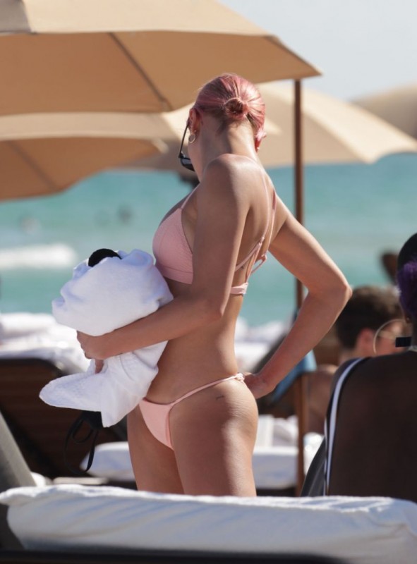 Hailey Baldwin in bikini photos