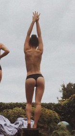 Maisie Williams Topless Sexy Ass