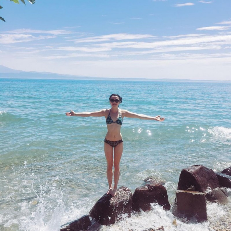 Maisie Williams in bikini