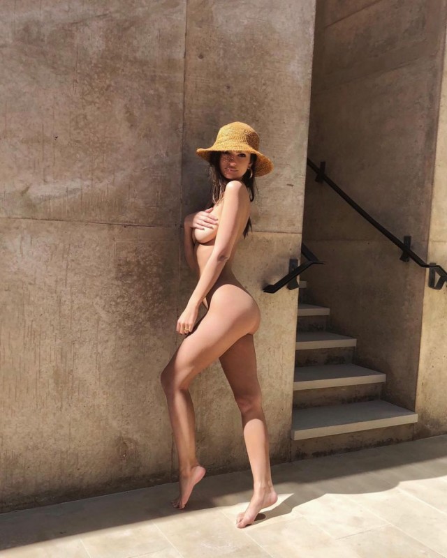 Sexy Emily Ratajkowski Nude Photo