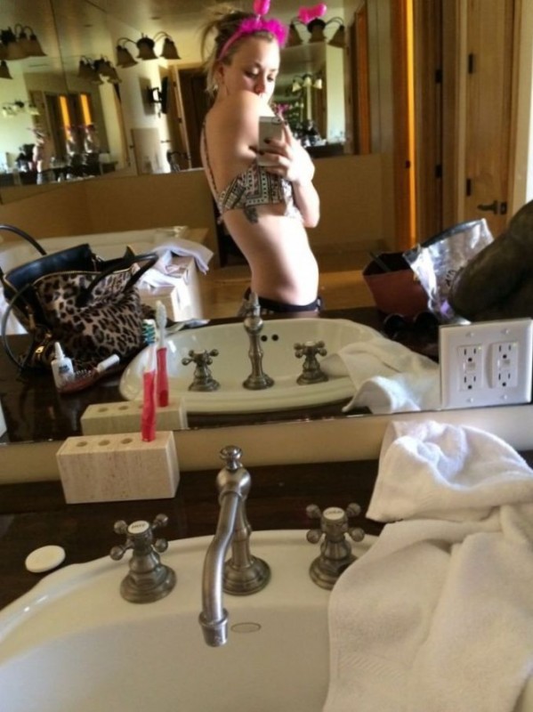 Sexy Kaley Cuoco selfie leaked